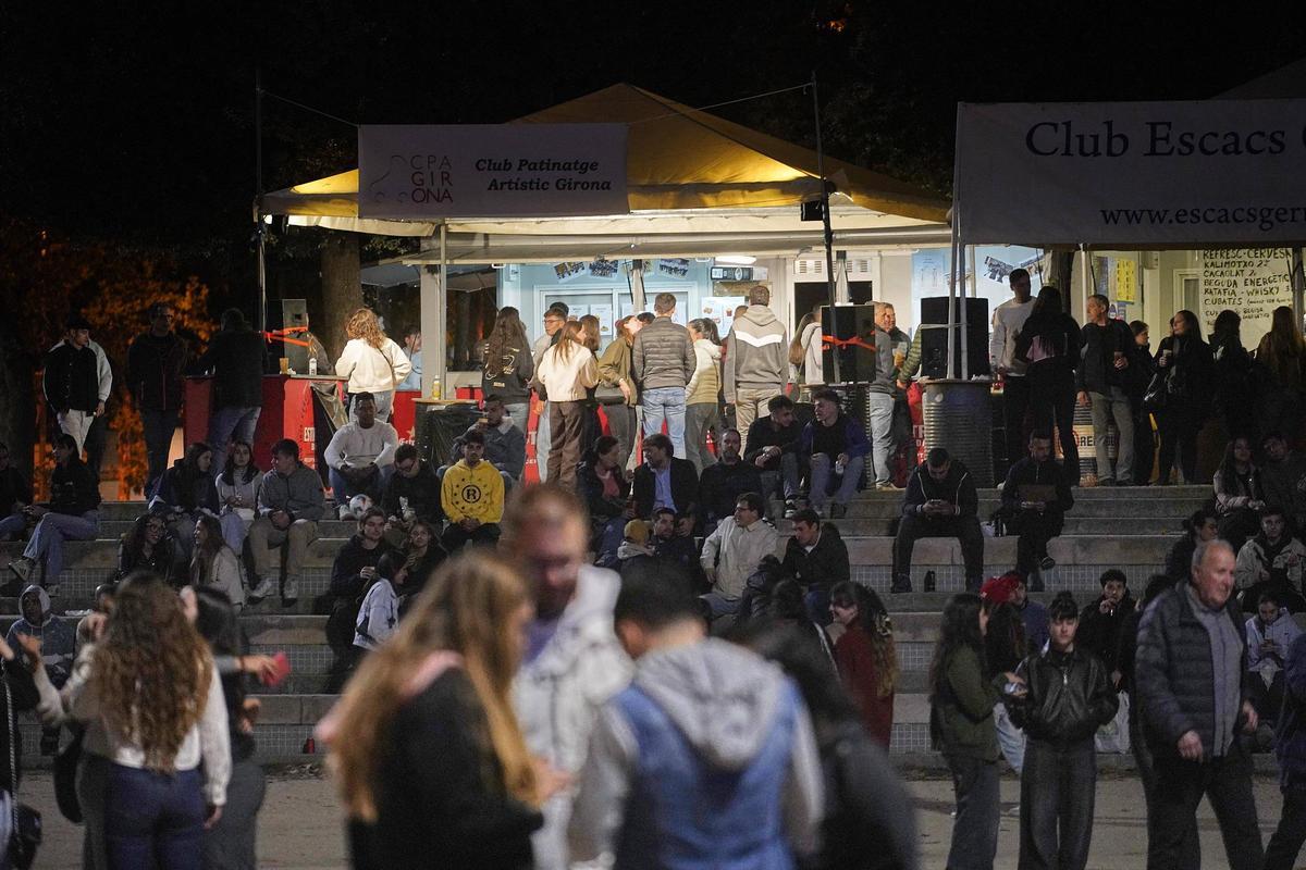 Ambient a l'esplanada de La Copa durant la primera nit de les Fires.