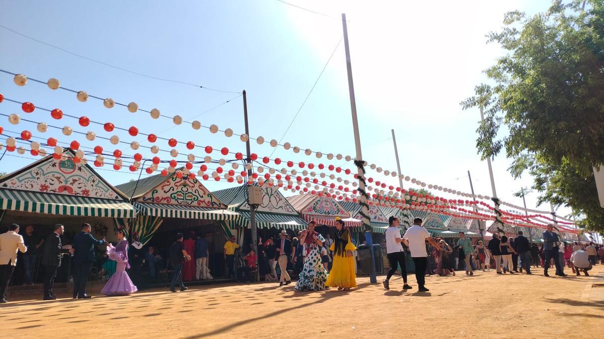 El sol aprieta en el Real de la Feria de Abril