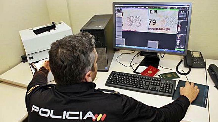 Nou arrestats a l&#039;aeroport de Girona per voler anar al Regne Unit amb documentació falsa