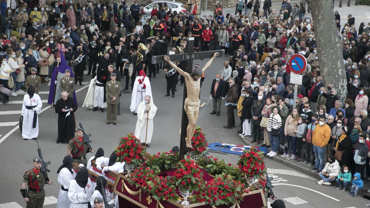 El Cristo de la Misericordia y de los Mártires, ayer, a su salida de San Pedro, pasando por el Campo Valdés, durante la procesión. 