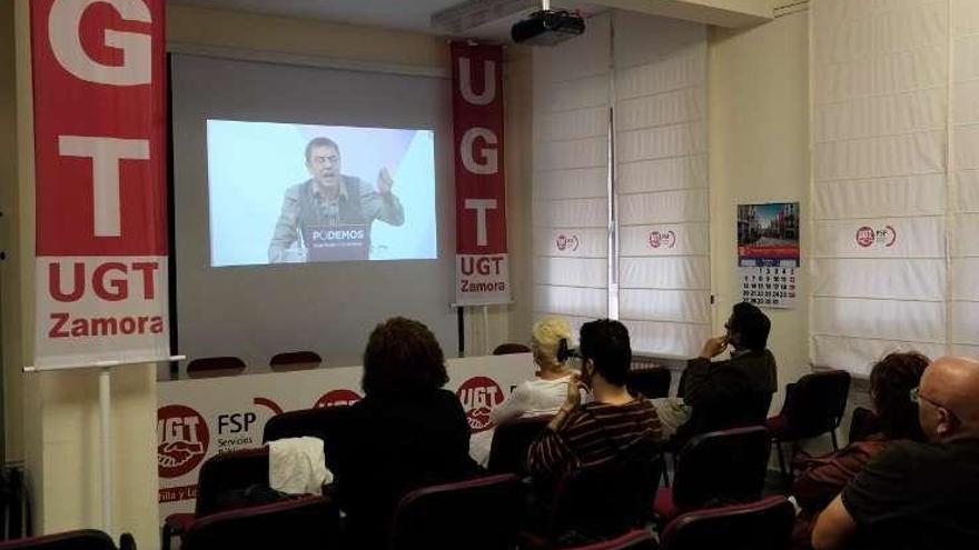 Partidarios de Podemos siguen por &quot;streaming&quot; la asamblea de Madrid