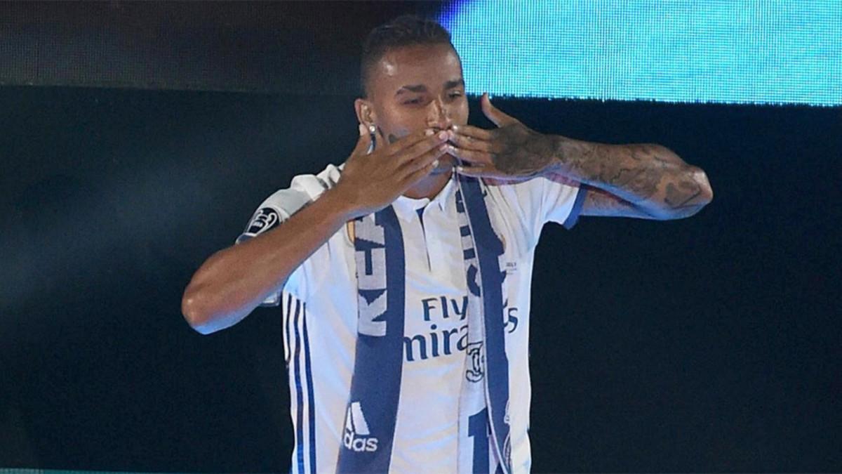 Danilo, durante las celebraciones del Real Madrid tras ganar la Champions 2016/17