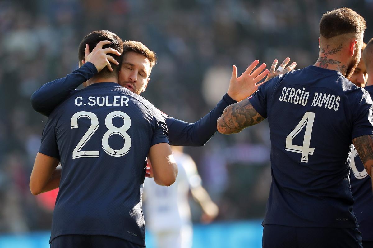 Messi se abraza a Soler en el Paris Saint-Germain vs AJ Auxerre
