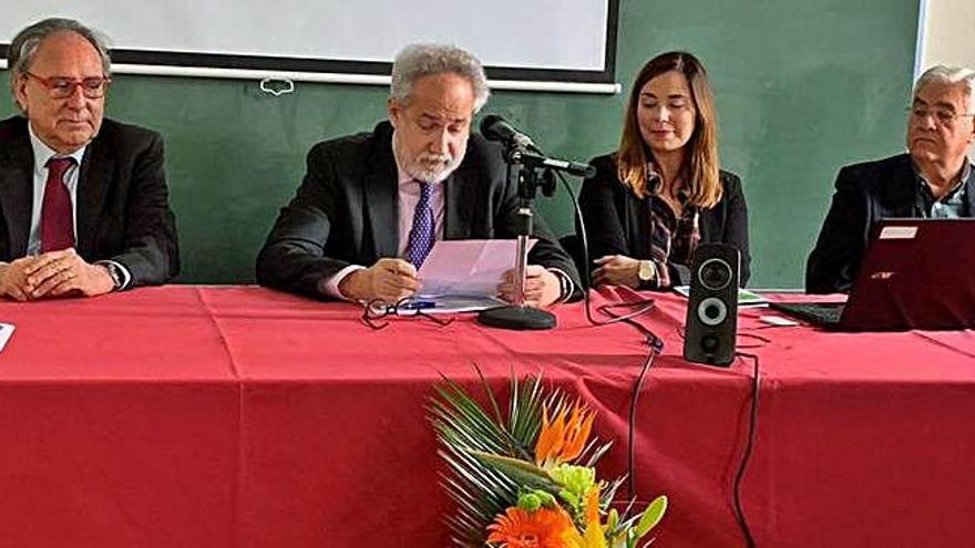 Por la izquierda, los magistrados Pascual Ortuño y Emilio Moya, junto a Marta Núñez (UAM) y Fermín Romero, del COF.