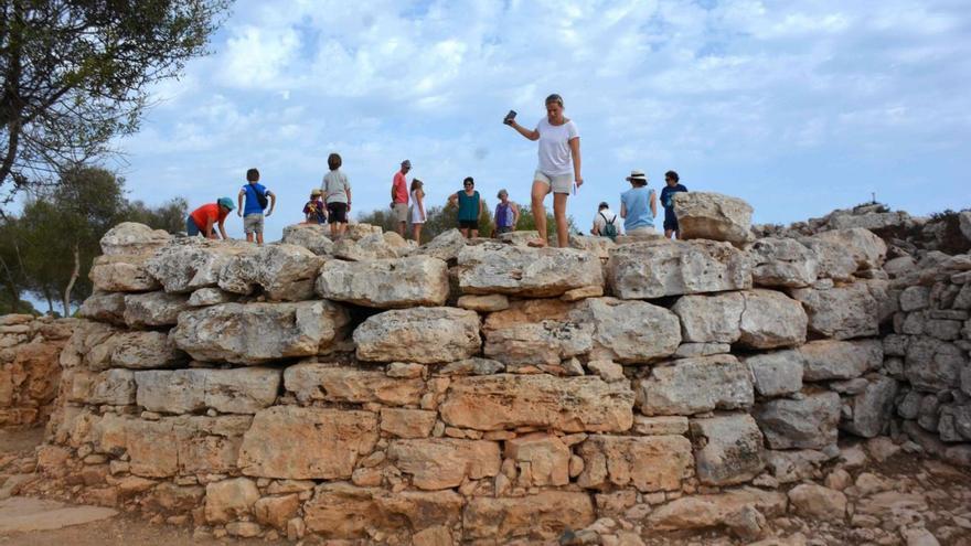 Visitantes al yacimiento de Na Nova.