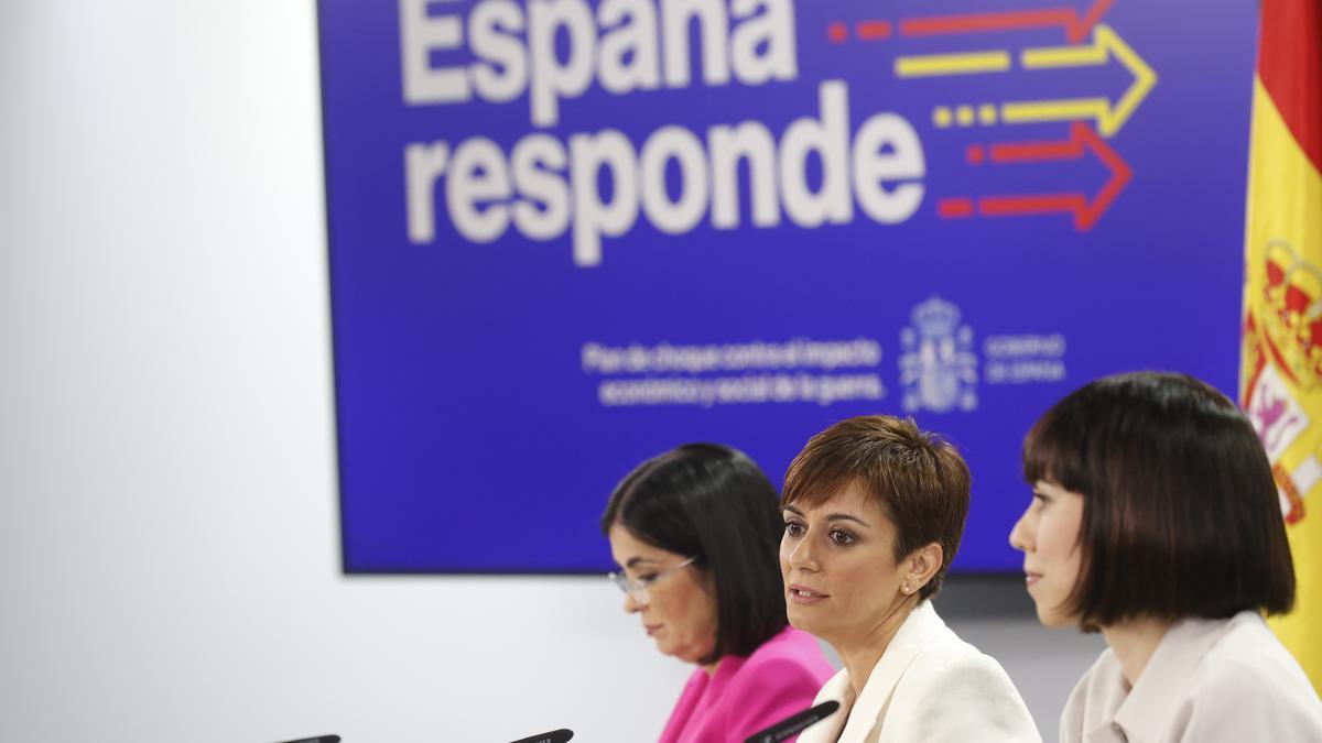 La ministra de Sanidad, Carolina Darias; la ministra de Política Territorial y portavoz del Gobierno, Isabel Rodríguez.