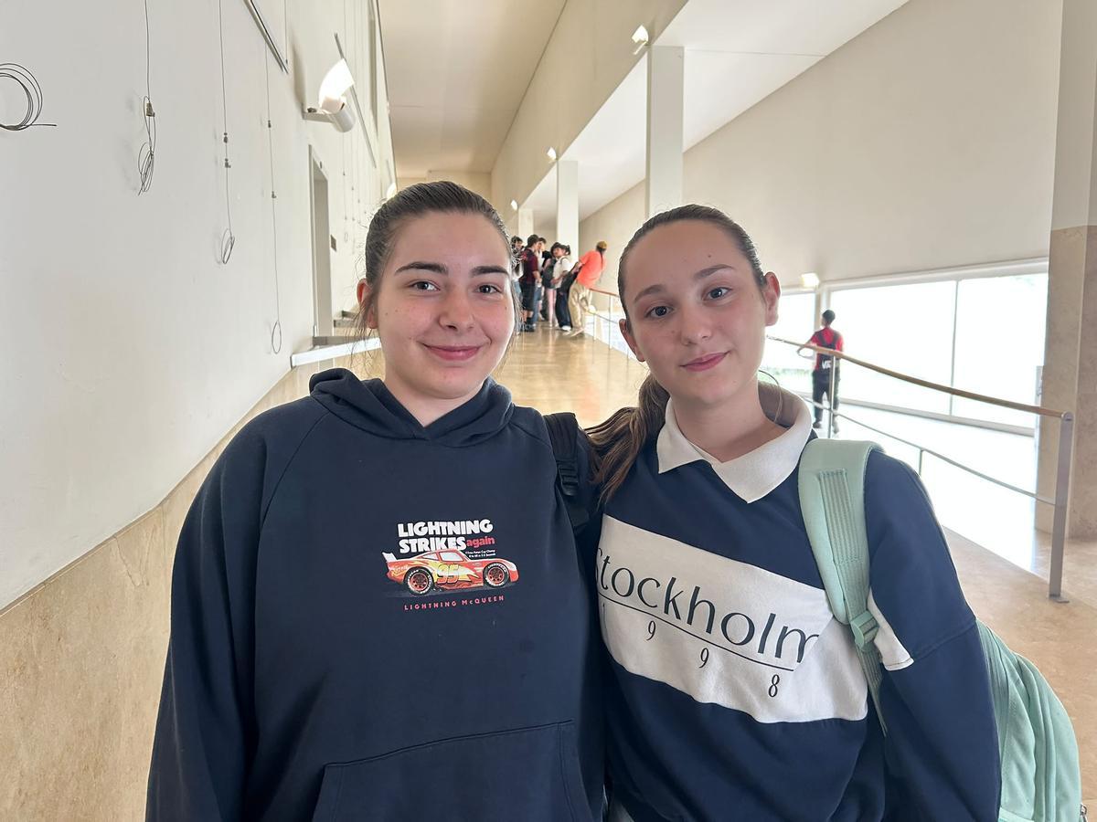Las dos amigas de A Estrada, Sara y Ágata, en la Facultade de Ciencias da Comunicación tras el primer examen.