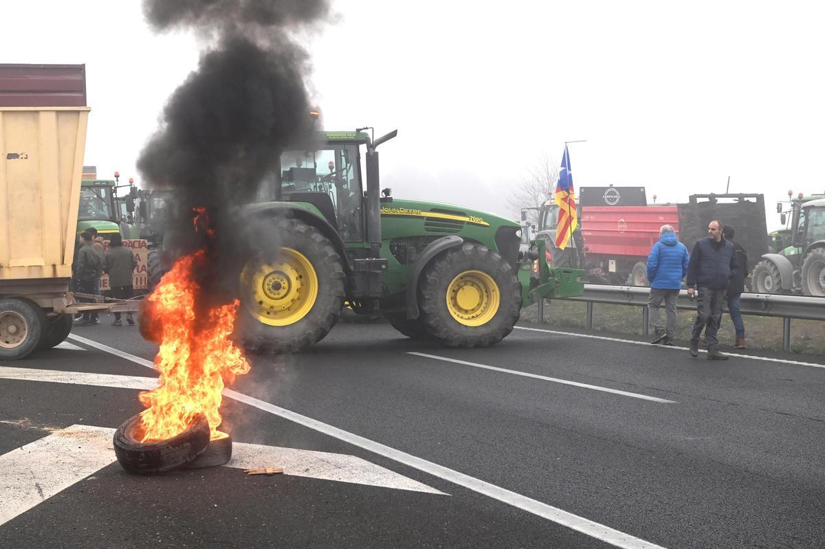 Agricultores catalanes protestan en Fondarella, en el Pla dUrgell (Lleida)