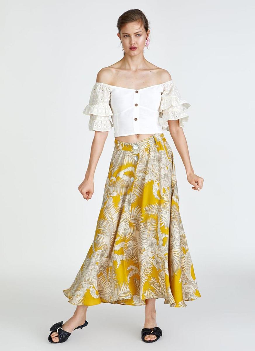 El look de blusa perforada + falda mostaza con estampado tropical, de Zara