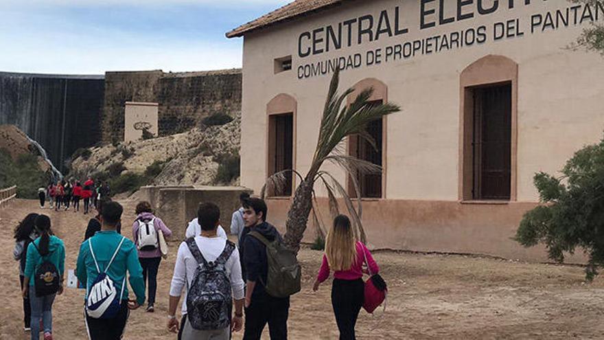 Alumnos y profesores a su llegada al pantano de Elche.