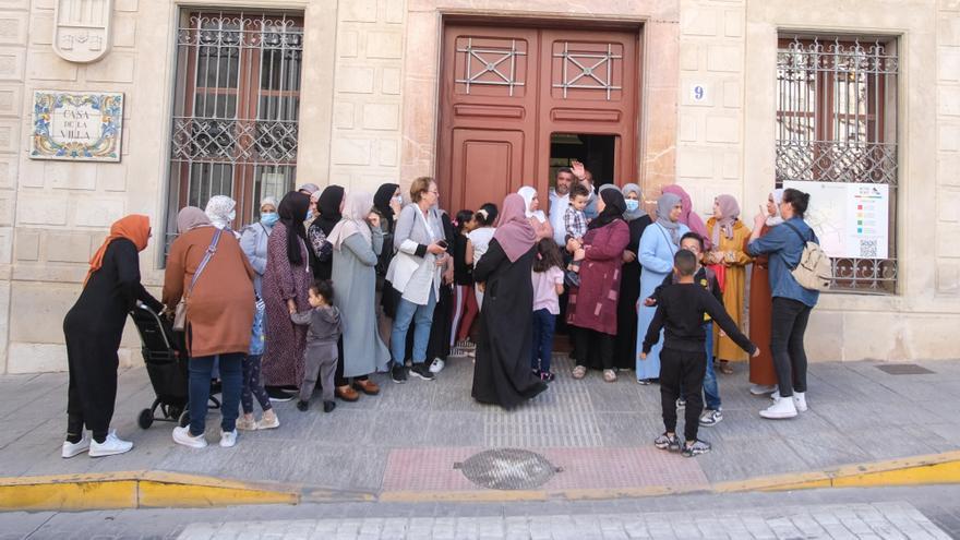 Crevillent reubica en Los Molinos a 10 adultos y 12 niños desalojados de un edificio con daños estructurales