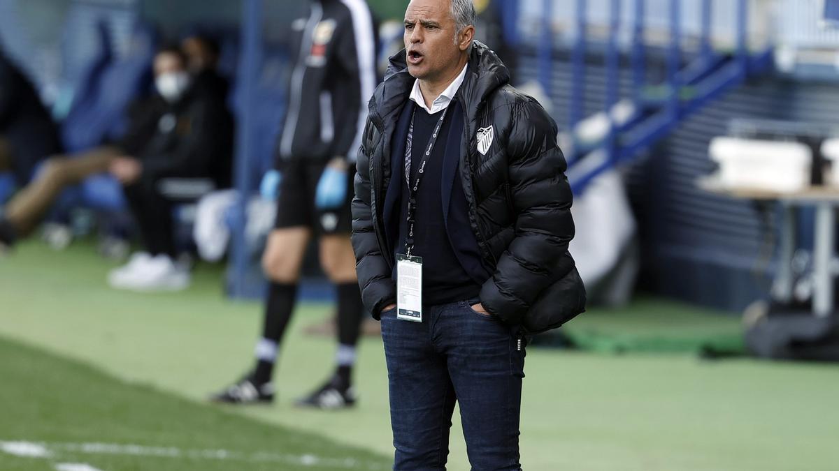 Pellicer da indicaciones durante el encuentro disputado en La Rosaleda