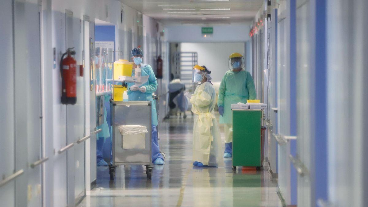 Sanitarios en la planta covid de un hospital de Extremadura.