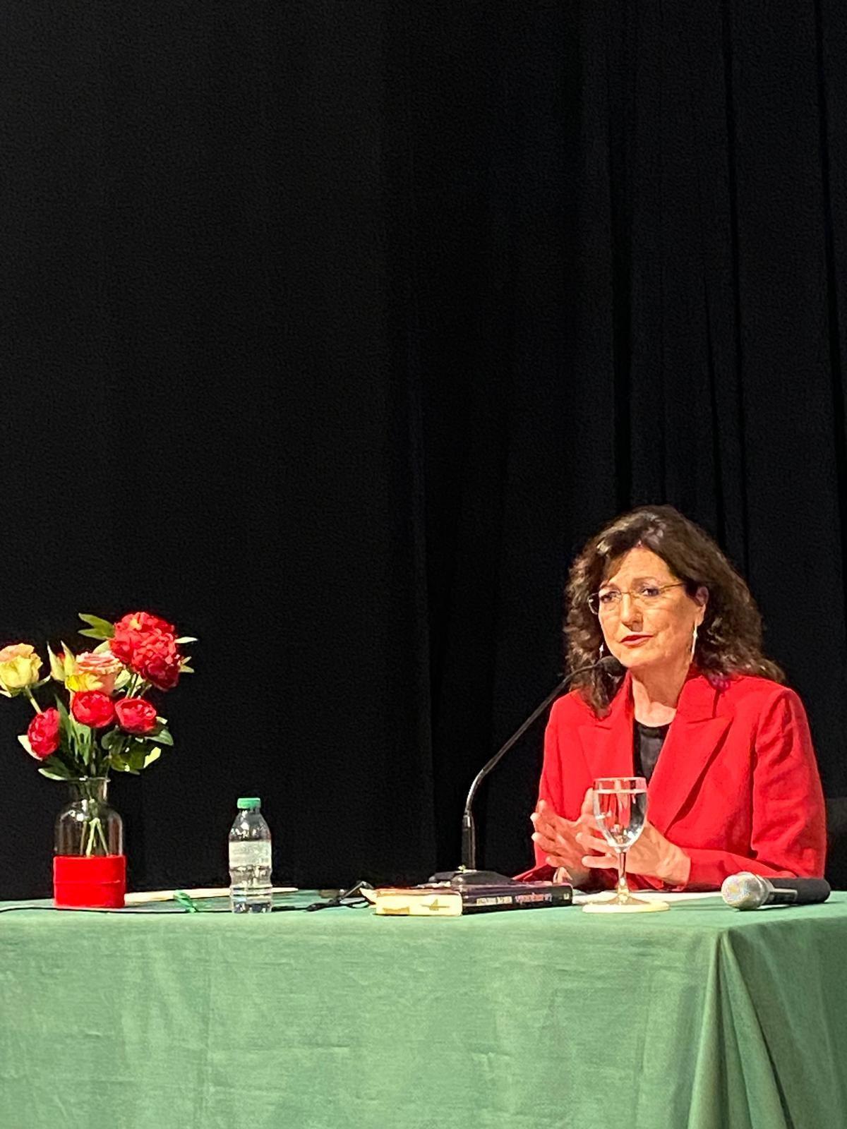 La autora durante la presentación.