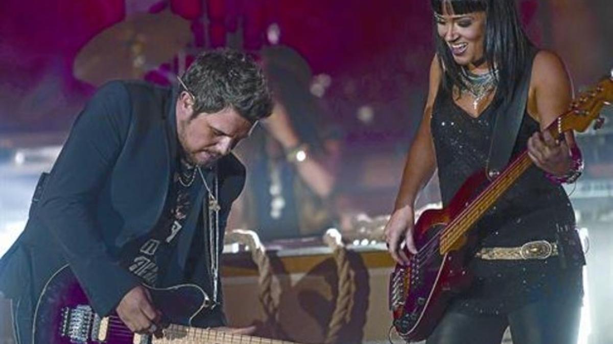 Próximo 8Alejandro Sanz, en un momento de la actuación en el Palau de la Música, que anoche le permitió acercarse como nunca a los fans.