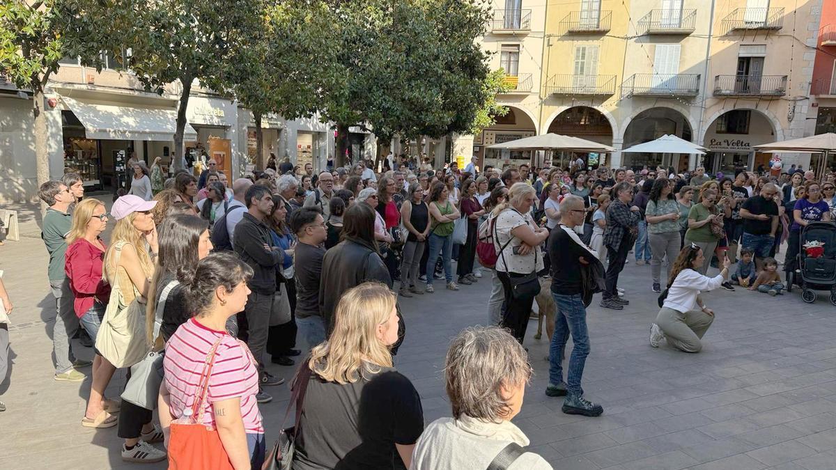 Alguns dels manifestants que s'han acostat a l'Ajuntament de Figueres per protestar pel crim