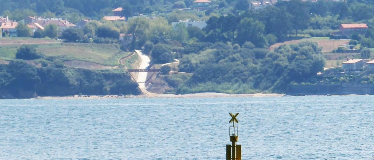 Vista desde A Coruña del acceso a la playa de Bastiagueiro, que rompió en dos el acantilado.   | // I.R.
