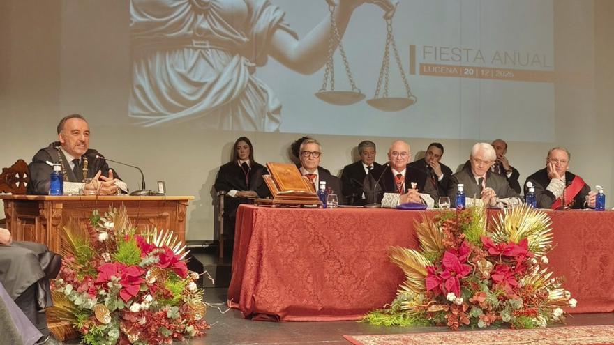 Manuel Marchena pronuncia su discurso como padrino de honor junto a la mesa presidencial, ayer, en el Palacio Erisana. | M. GONZÁLEZ