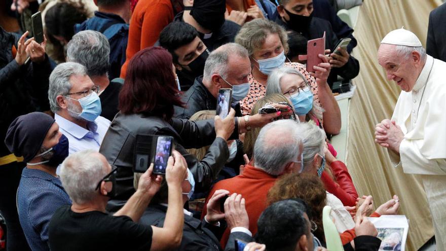 Francisco y sus colaboradores, sin mascarilla a pesar de la obligatoriedad