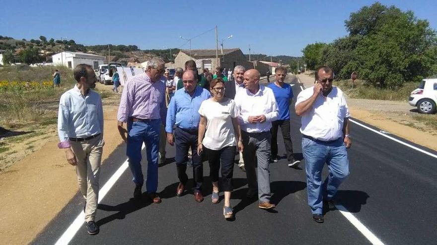 Martín Pozo, flanqueada por autoridades provinciales y locales pasea por la carretera renovada.