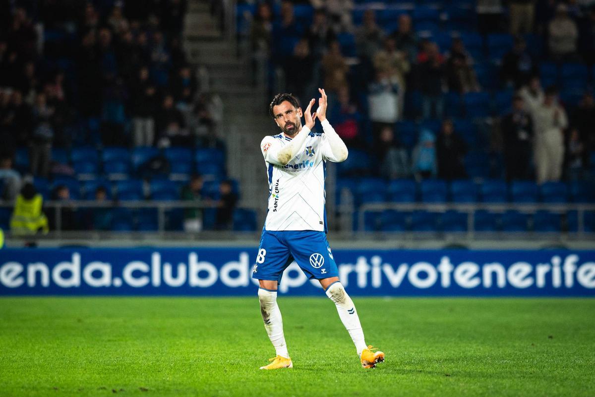 Enric Gallego aplaude a la afición.
