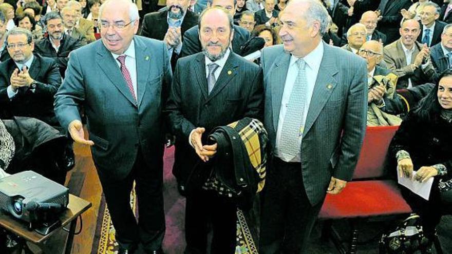 Vicente Álvarez Areces y Vicente Gotor escoltan a Pedro Gil a su llegada al Paraninfo.