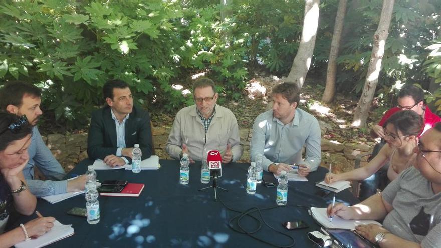 Costa, Ros y Campos, con la prensa, en l&#039;Hort de Trenor