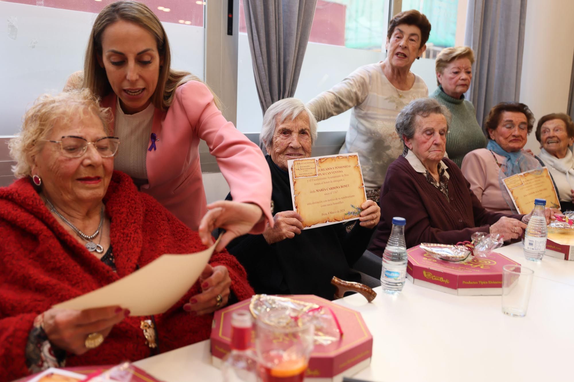 Homenaje a las mujeres mayores en Can Ventosa