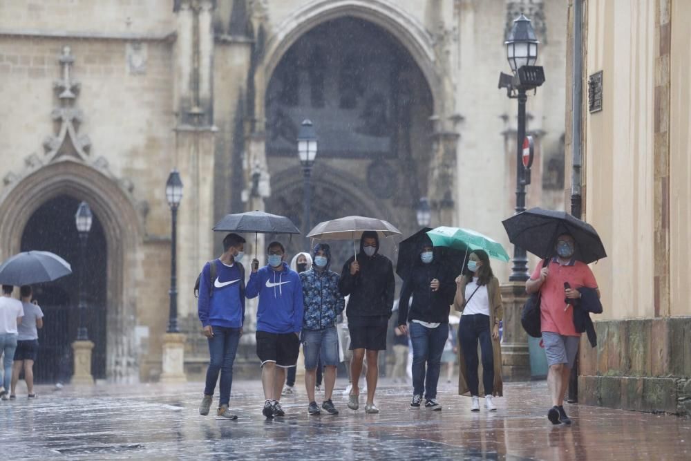 La lluvia sorprende a los turistas en Oviedo