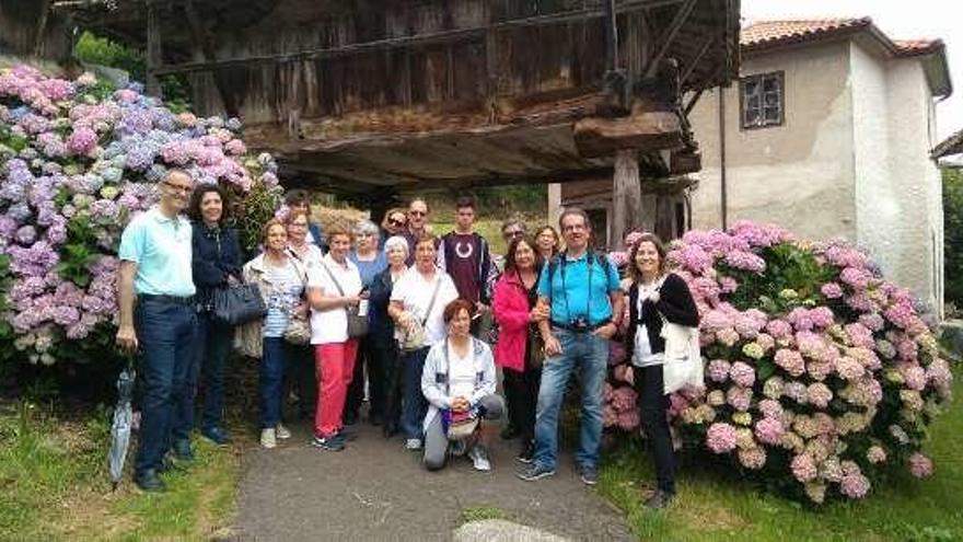 Participantes en la ruta del bus etnográfico de Villaviciosa, ayer.