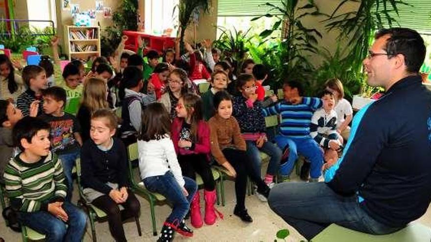 Víctor Gallego durante la visita al centro. // Iñaki Abella