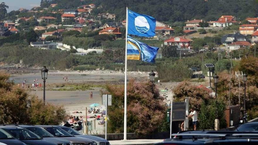 La bandera azul de Patos, que ondeó también en Praia América y Panxón en los últimos años. // M. G. Brea