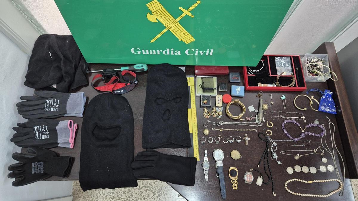 Botín intervenido a la banda de ladrones en viviendas unifamiliares de toda Mallorca.