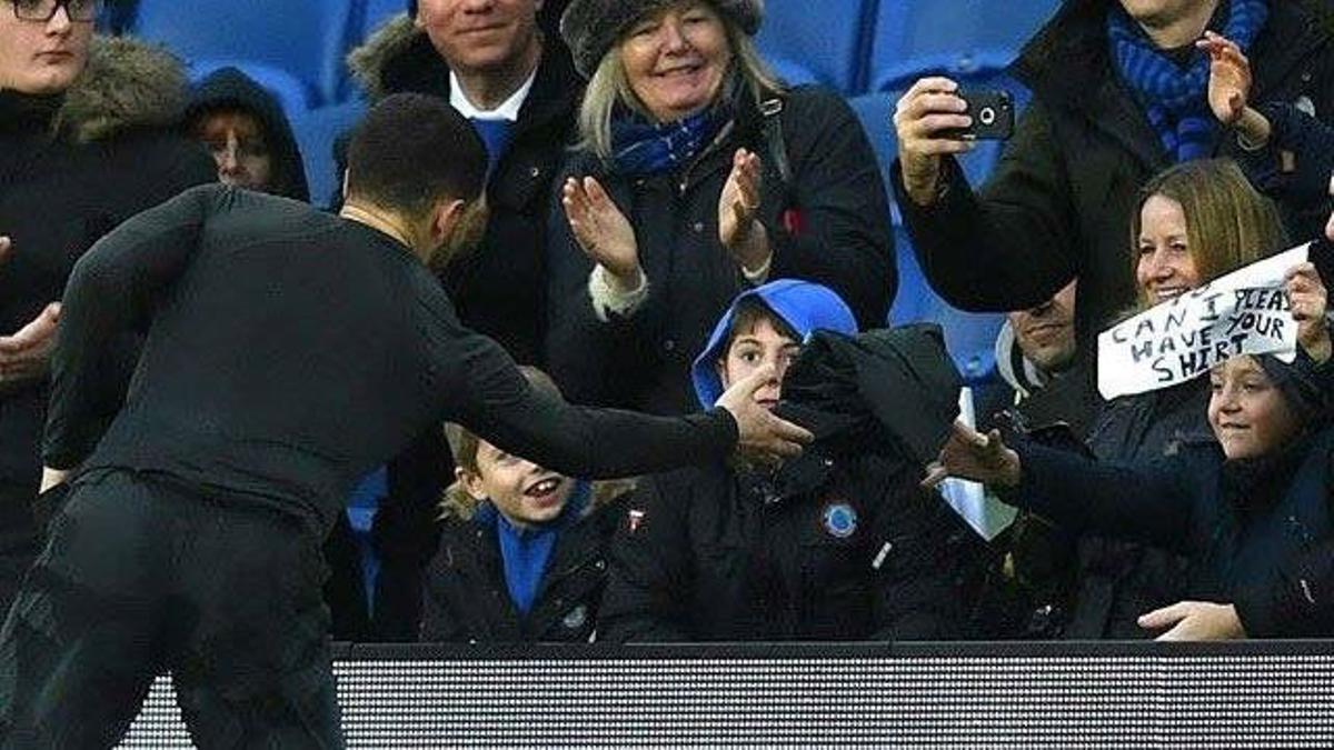 La emoción de un niño y su padre tras el regalo de Hazard