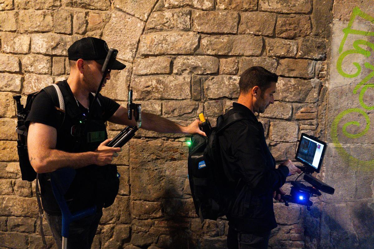 Ruta paranormal por los barrios de Ciutat Vella junto a los investigadores paranormales Caga2dos, Toni y David. AUTOR: Marc Asensio. Barcelona. 11/05/2026. OnBarcelona. Barcelona, Catalunya, España, fantasmas, cazafantasmas, Caga2dos, Gótico, Raval, Born, barrio, Ciutat Vella, investigación, espíritus, fantasmas, ruta paranormal