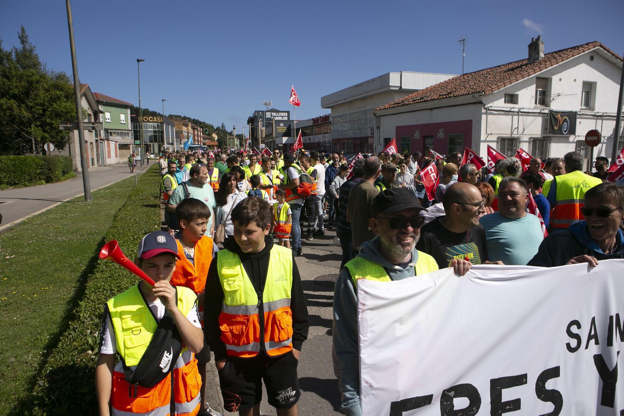 Los trabajadores de Saint-Gobain salen a la calle para frenar los despidos en Avilés