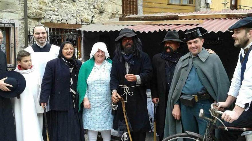 Los vecinos de Sobrefoz caracterizados con trajes de posguerra, ayer.