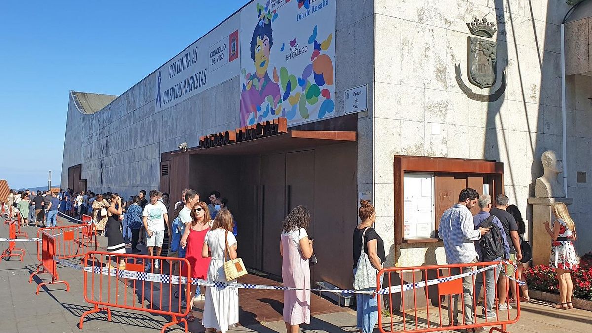 Colas para adquirir una reserva para el concierto de Love of Lesbian