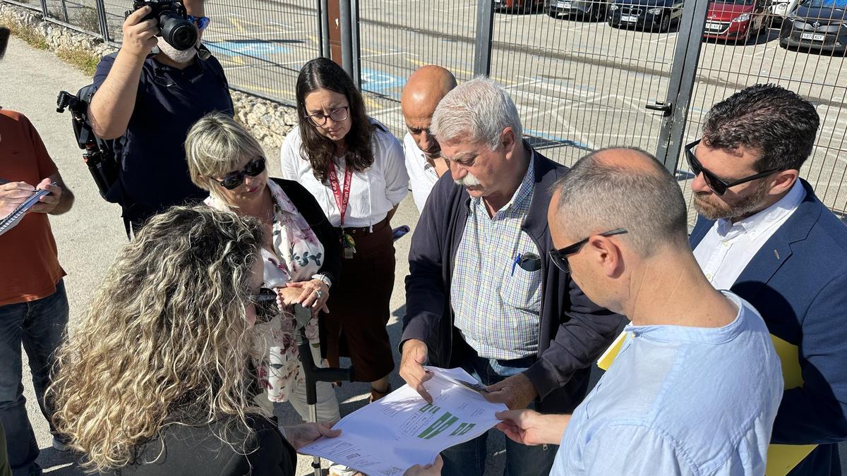 La alcaldesa de Santa Pola con técnicos de la Conselleria de Educación para revisar cómo serán los módulos en Gran Alacant