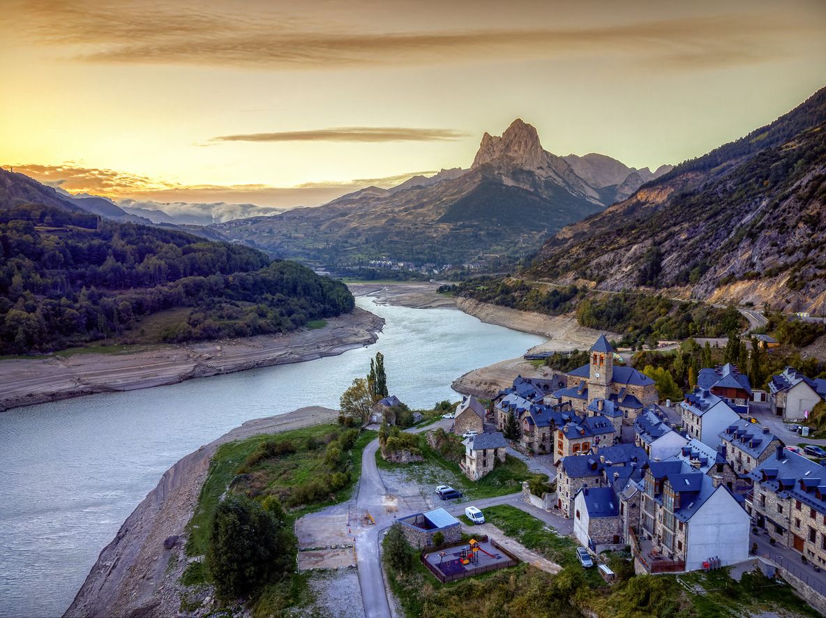 Este pueblo ubicado entre montañas parece el hogar de las hermanas de Frozen