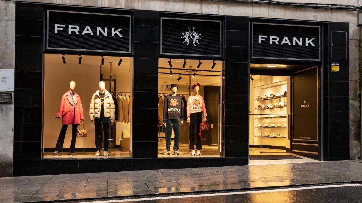 La boutique de moda de Frank Store cumple un año en el Ensanche compostelano