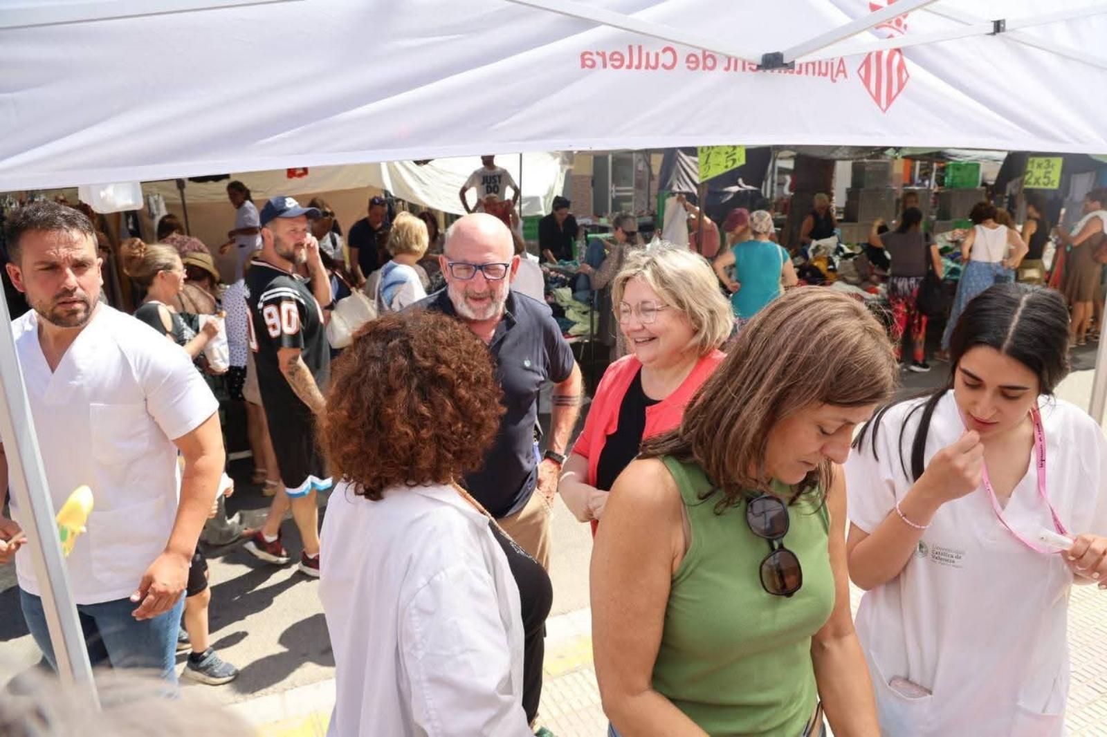 Cullera trasladó ayer la campaña de prevención al mercado ambulante.