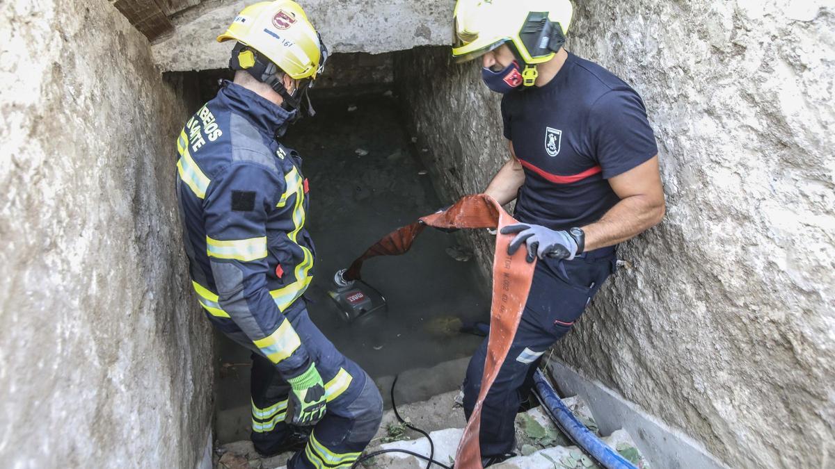 Los Bomberos abrieron ayer el refugio de Palmeretes, que se anega.