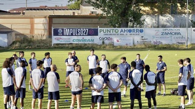 Pablo Cortés habla con sus jugadores en un entrenamiento | LUCAS ANTA