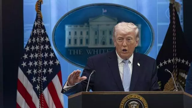 Trump pone en duda la integridad del sistema electoral y denuncia interferencias de China