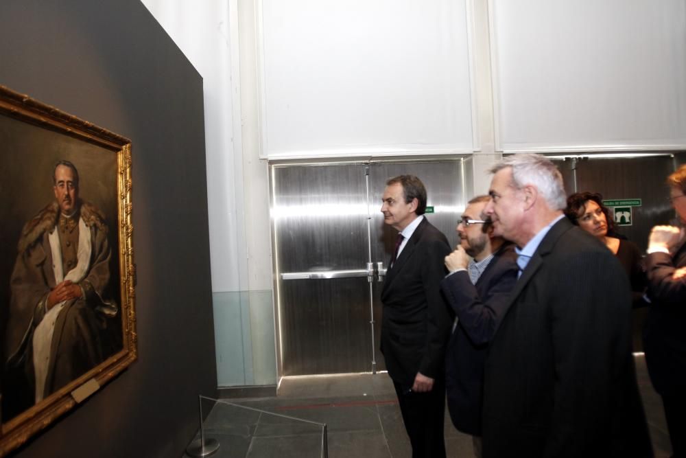 Zapatero y Puig visitan la exposición sobre la República en el MUVIN