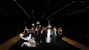 MADRID, 21/02/2025.- Creaciones de Isabel Sanchís durante el desfile celebrado dentro de la Mercedes-Benz Fashion Week Madrid (MBFWM) este viernes en el recinto ferial de Madrid IFEMA, EFE/ J.J.Guillen