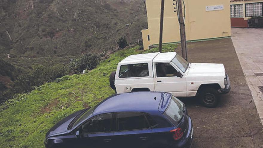 El terreno se encuentra entre la rampa de acceso a la iglesia y el consultorio.