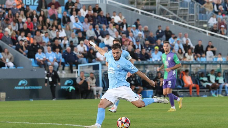 Álex Gallar se dispone a ejecutar el disparo con pierna zurda que acabaría en gol durante el partido contra el Málaga disputado en Can Misses. | VICENT MARÍ