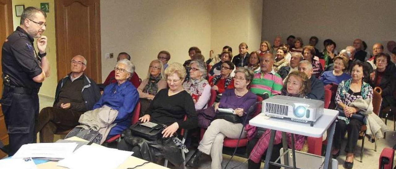 Ochenta mayores participaron ayer en la charla informativa de la Comisaría de Ourense. // Iñaki Osorio